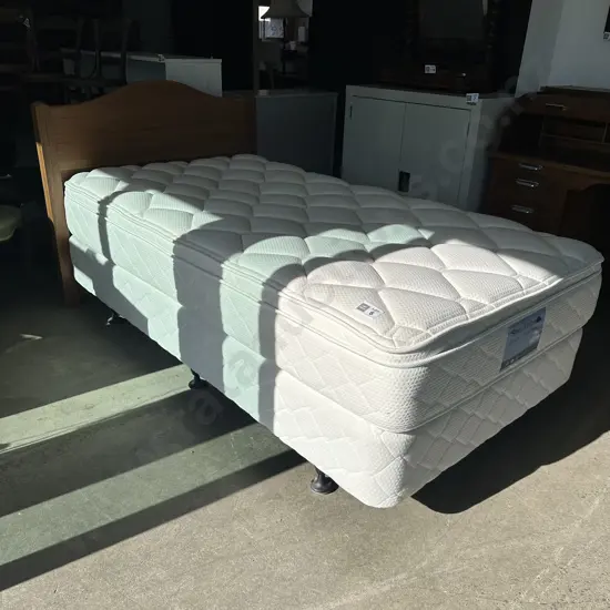SleepMaker King single, excellent condition with Rimu head
