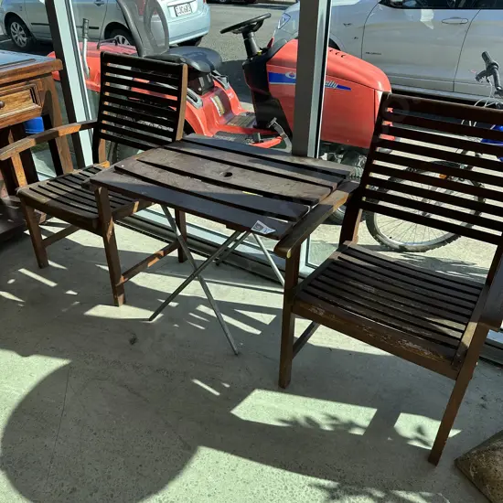 Pr outdoor chairs and folding table