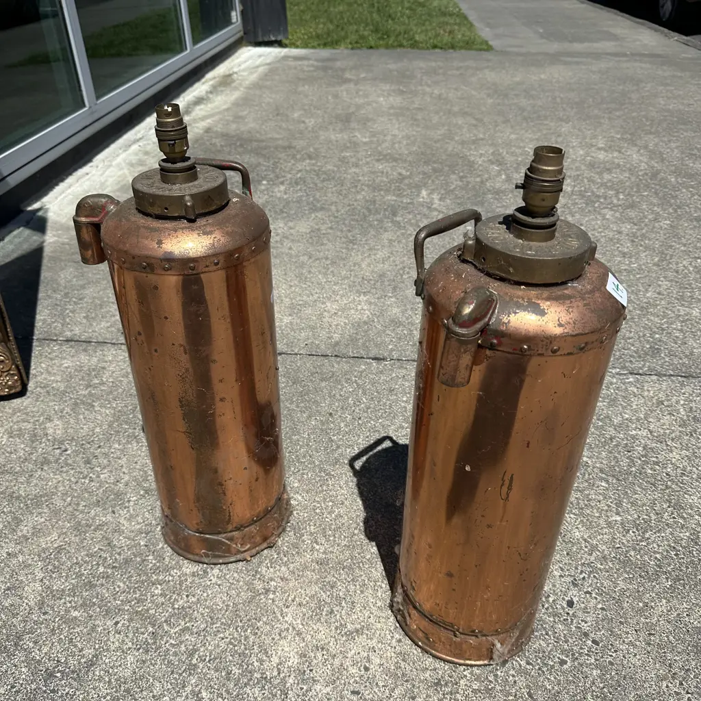 pr of extinguisher lamp bases, not wired Image 1++