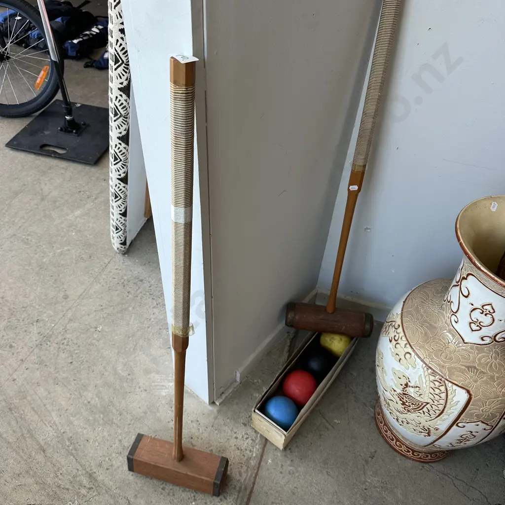 2 croquet mallets plus balls Image 1++
