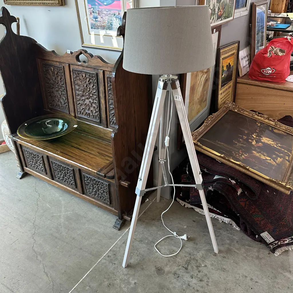 tripod lamp Image 1++