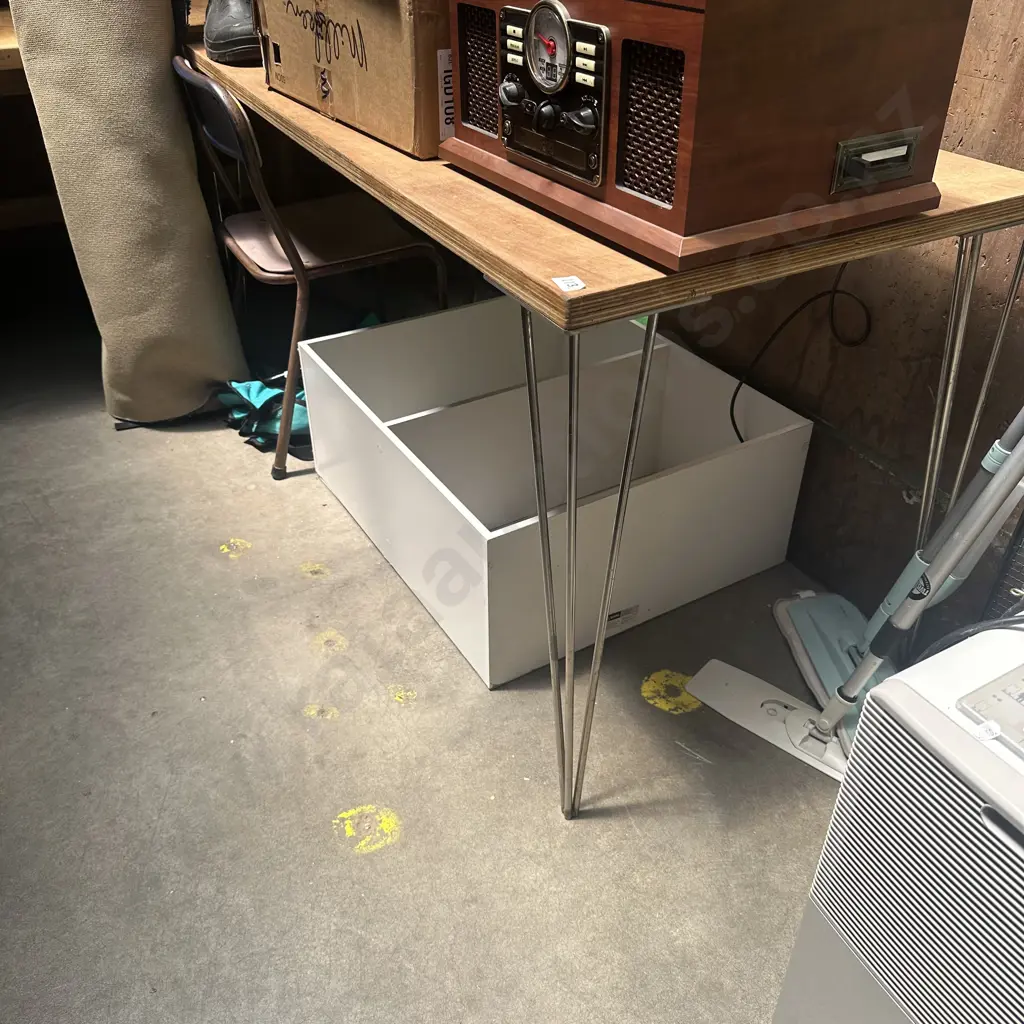 ply top , stainless legged table Image 1++