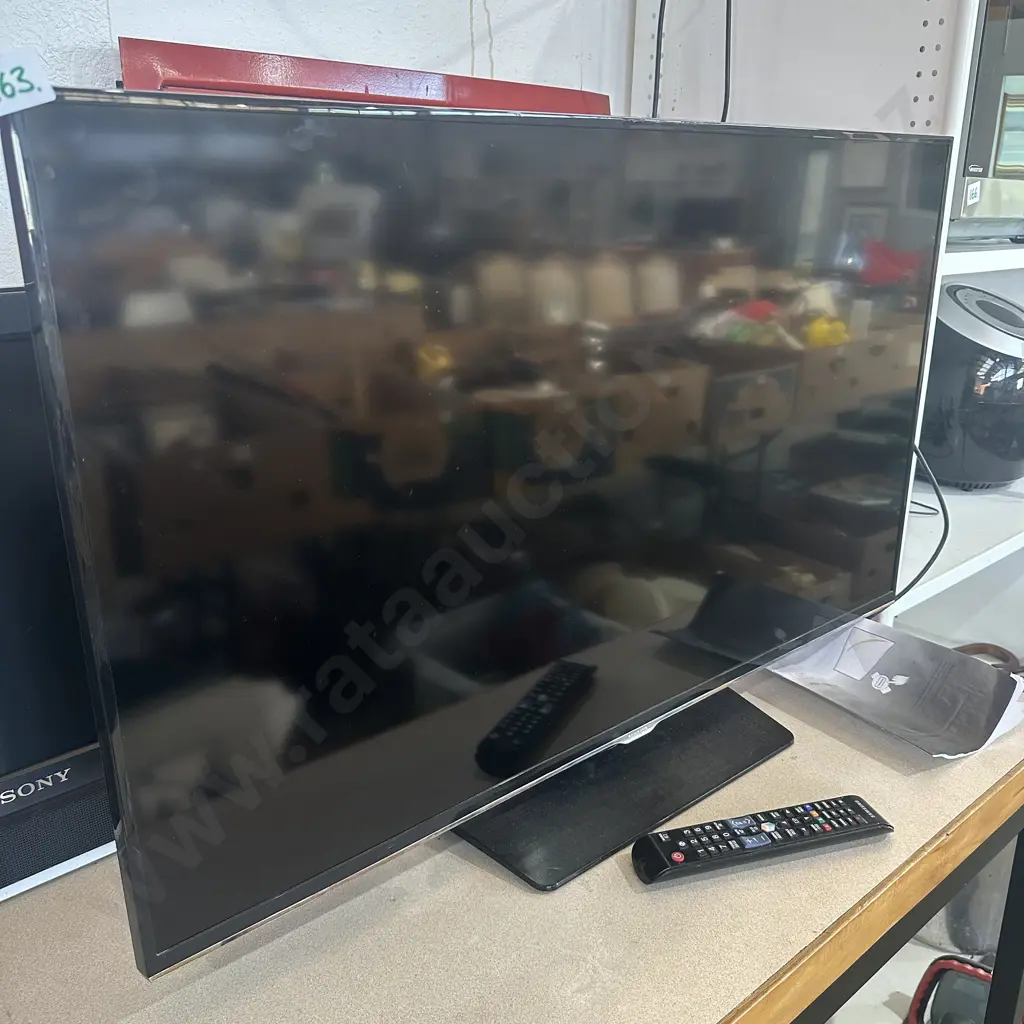 samsung smart TV (weird dots showing - as is) Image 1++