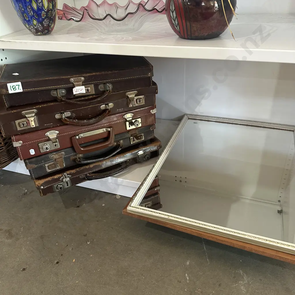 leather cases and mirrors Image 1++