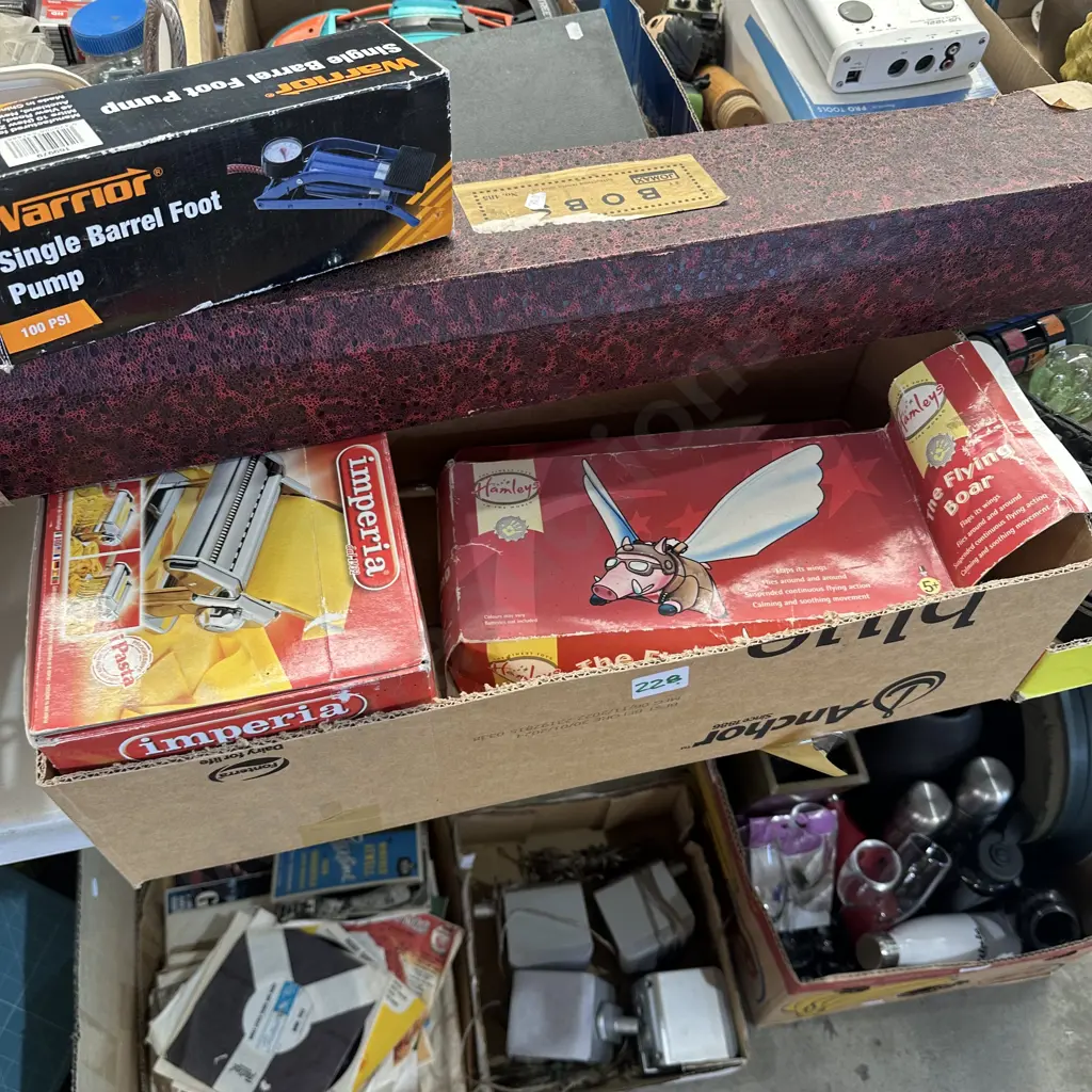 Pasta maker and vintage toys. Image 1++