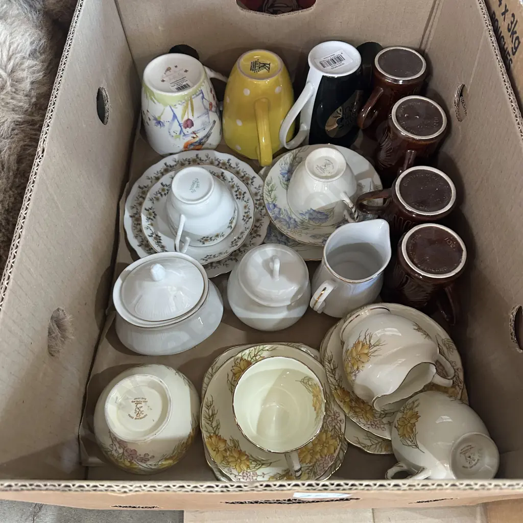 Box of cups and china sets. Image 1++
