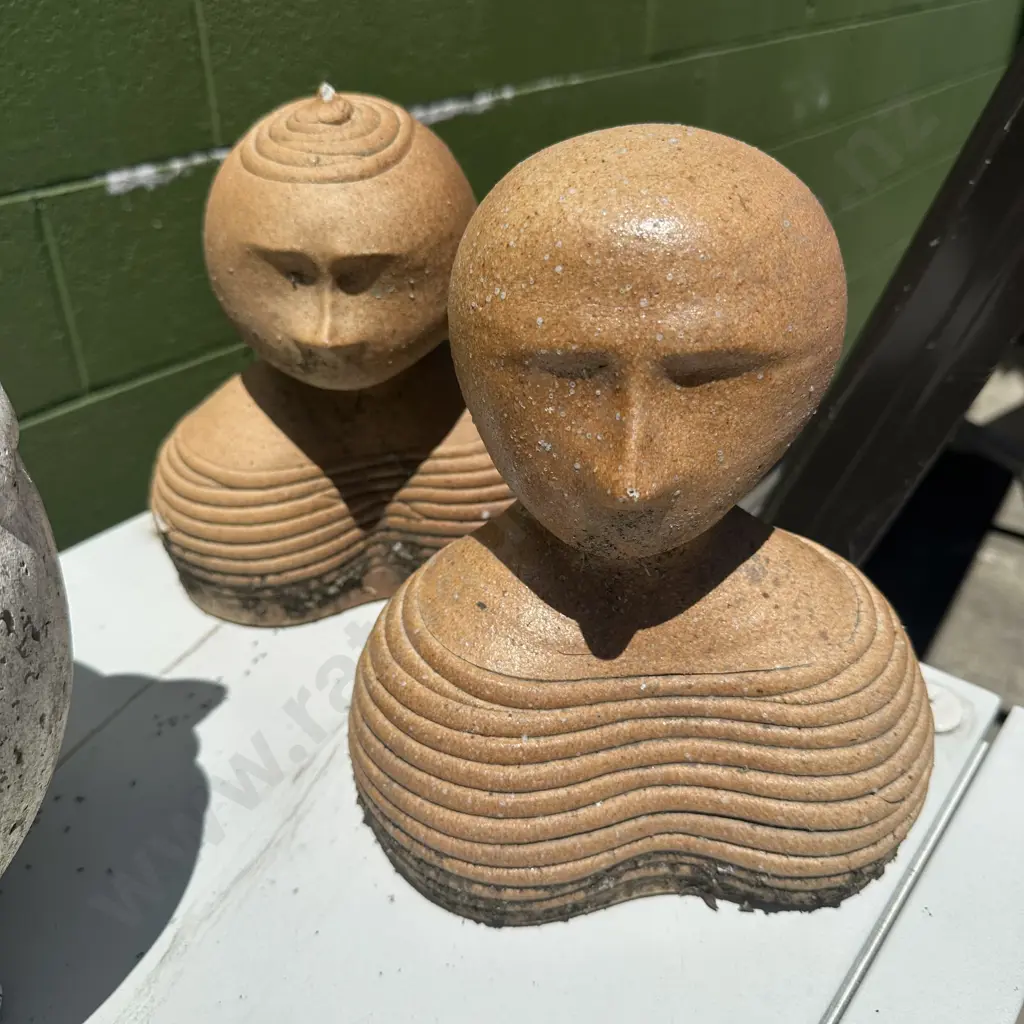 Pair of terracotta busts Image 1++