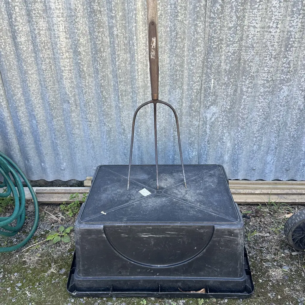 Hay fork and bin Image 1++