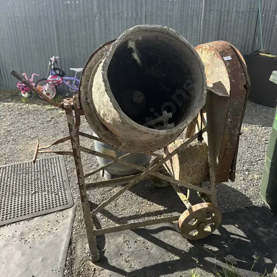 concrete mixer - working