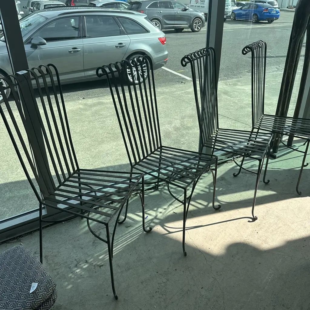 set 4 wrought iron chairs Image 1++