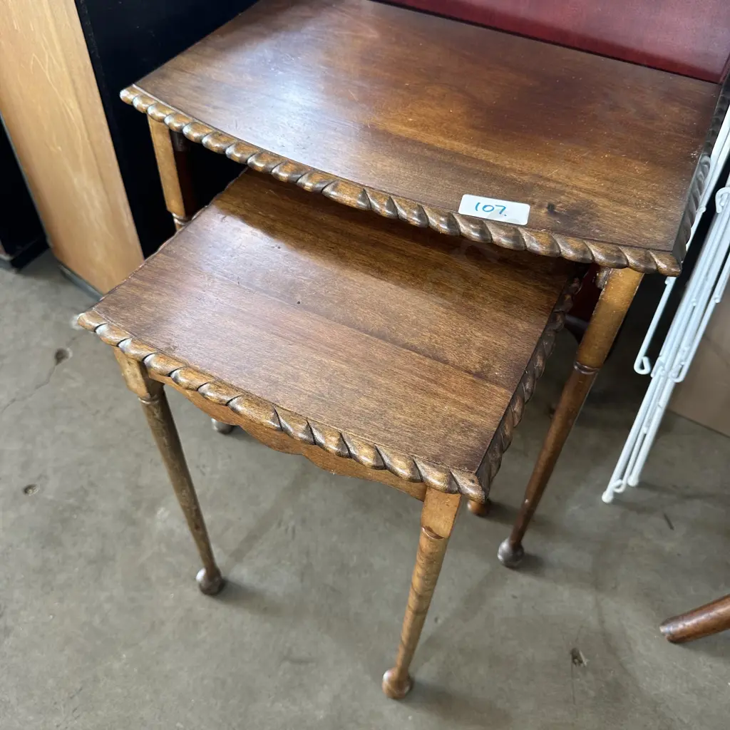 nest of 2 side tables Image 1++