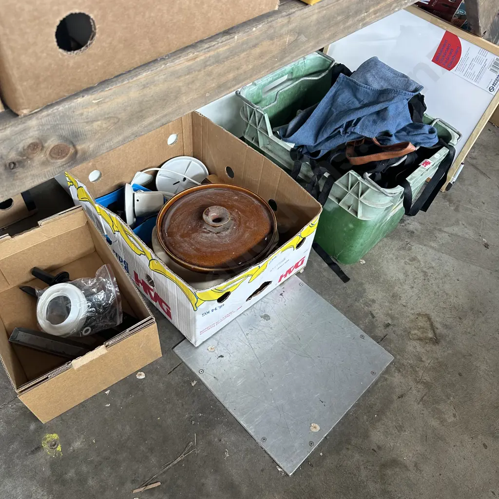 Bay lot including crock pot, aprons, apple bin etc. Image 1++