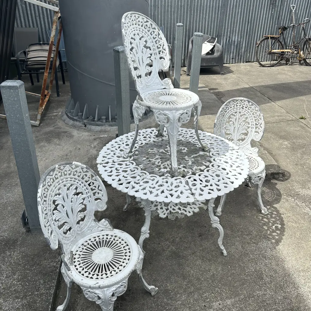 Courtyard table and three chairs set. Image 1++