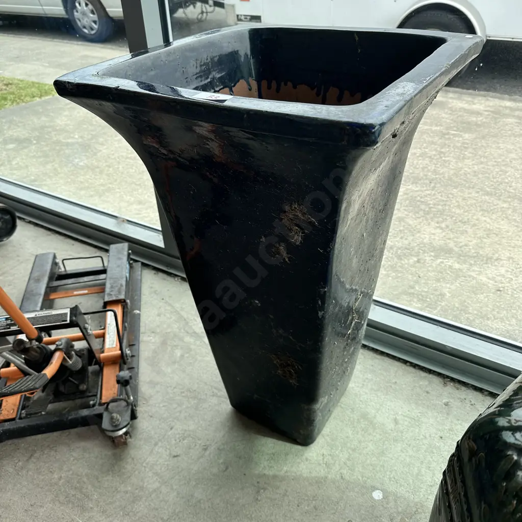 Tall terracotta planter 800mm Image 1++