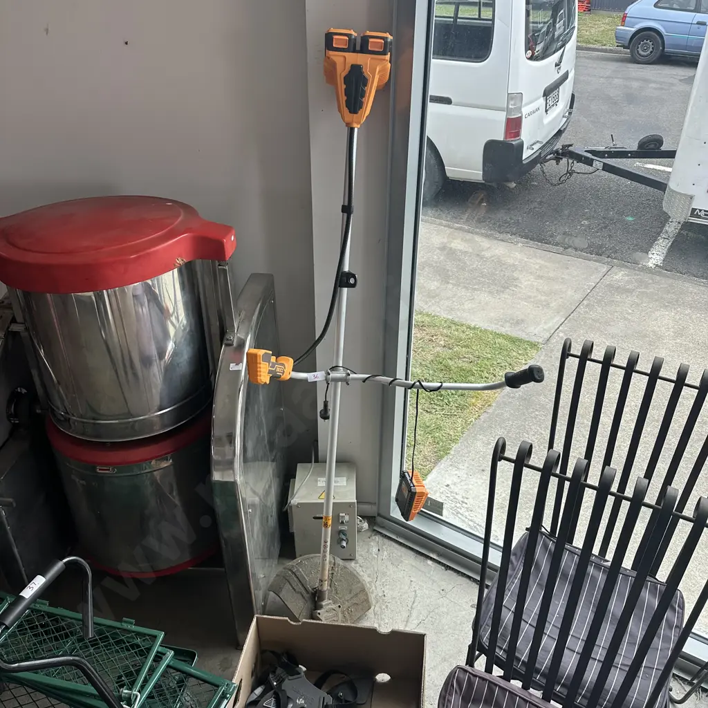 INC.CO battery line trimmer with some accessories Image 1++