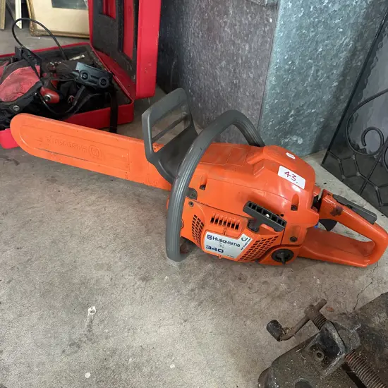 Husqvarna 340 chainsaw - working