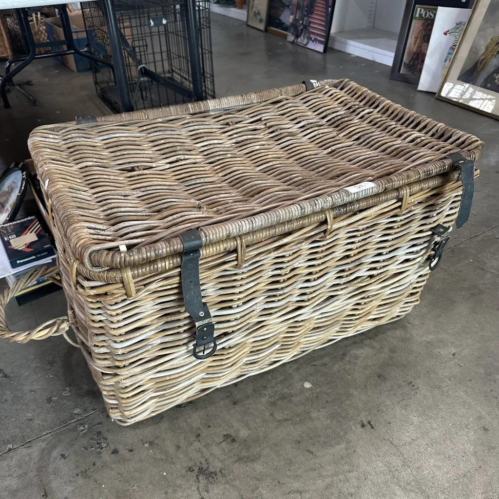 large vintage picnic basket (needs repair on handle) Image 1++