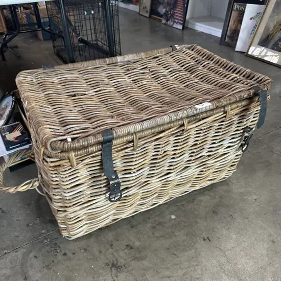 large vintage picnic basket (needs repair on handle)