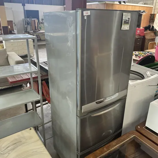 Mitsubishi fridge/freezer with vege drawer, needs a clean