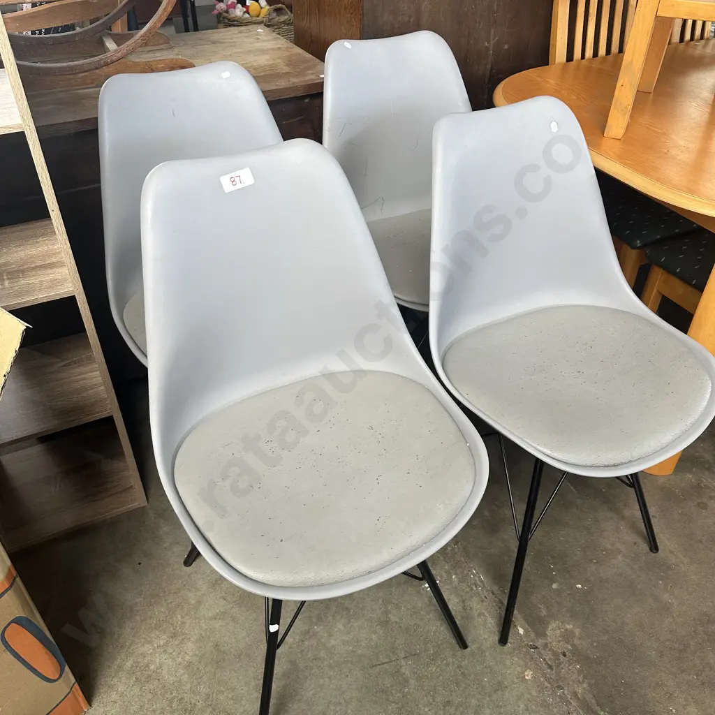 Set of four average chairs. Image 1++