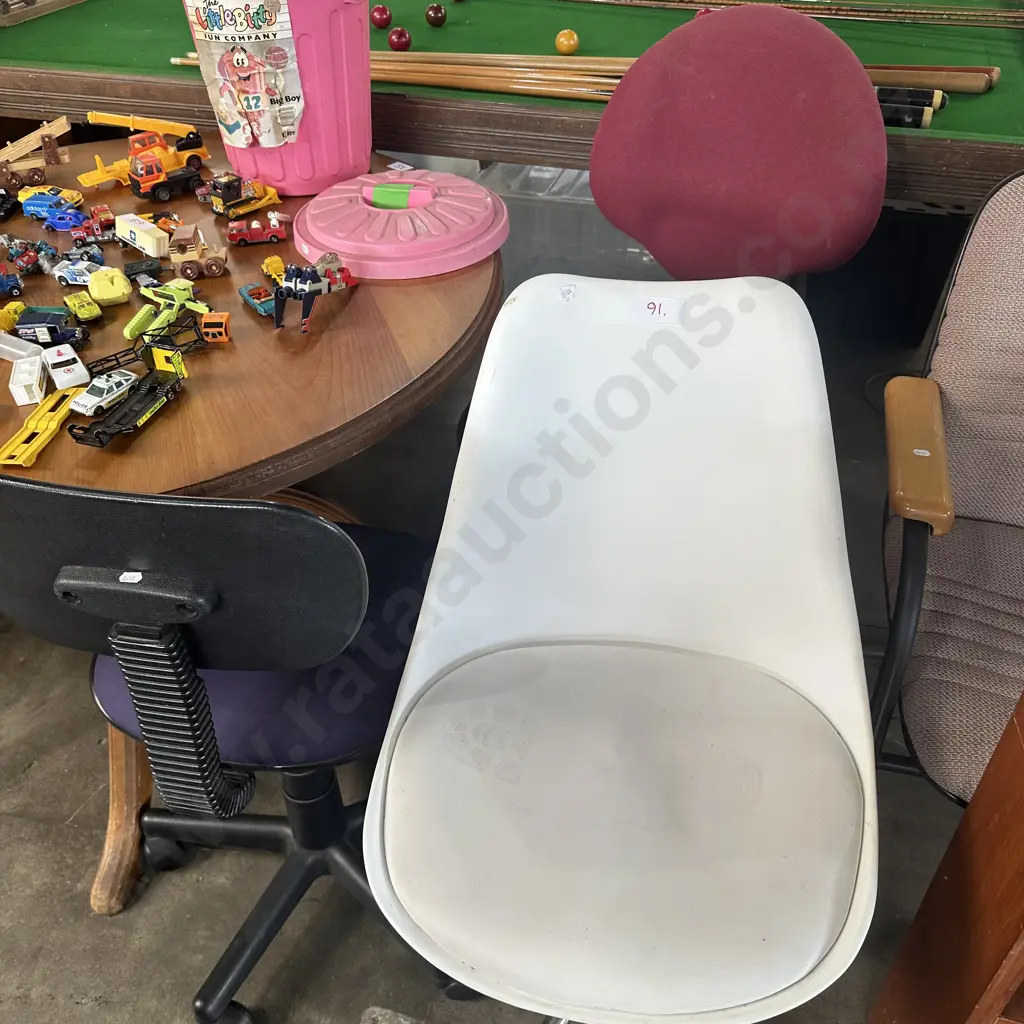 Two chairs Image 1++