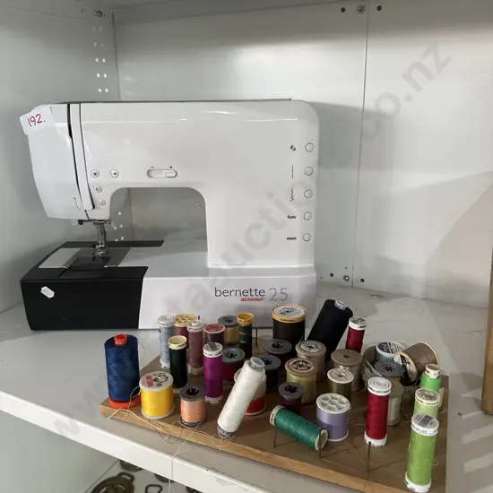 Bernette 25 sewer and accessories N.B. Needs a repair