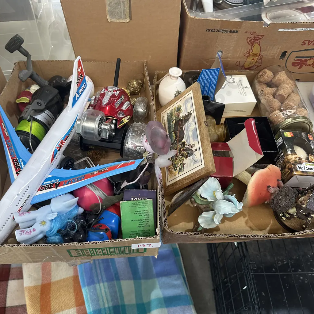 Two boxes assorted items. Image 1++