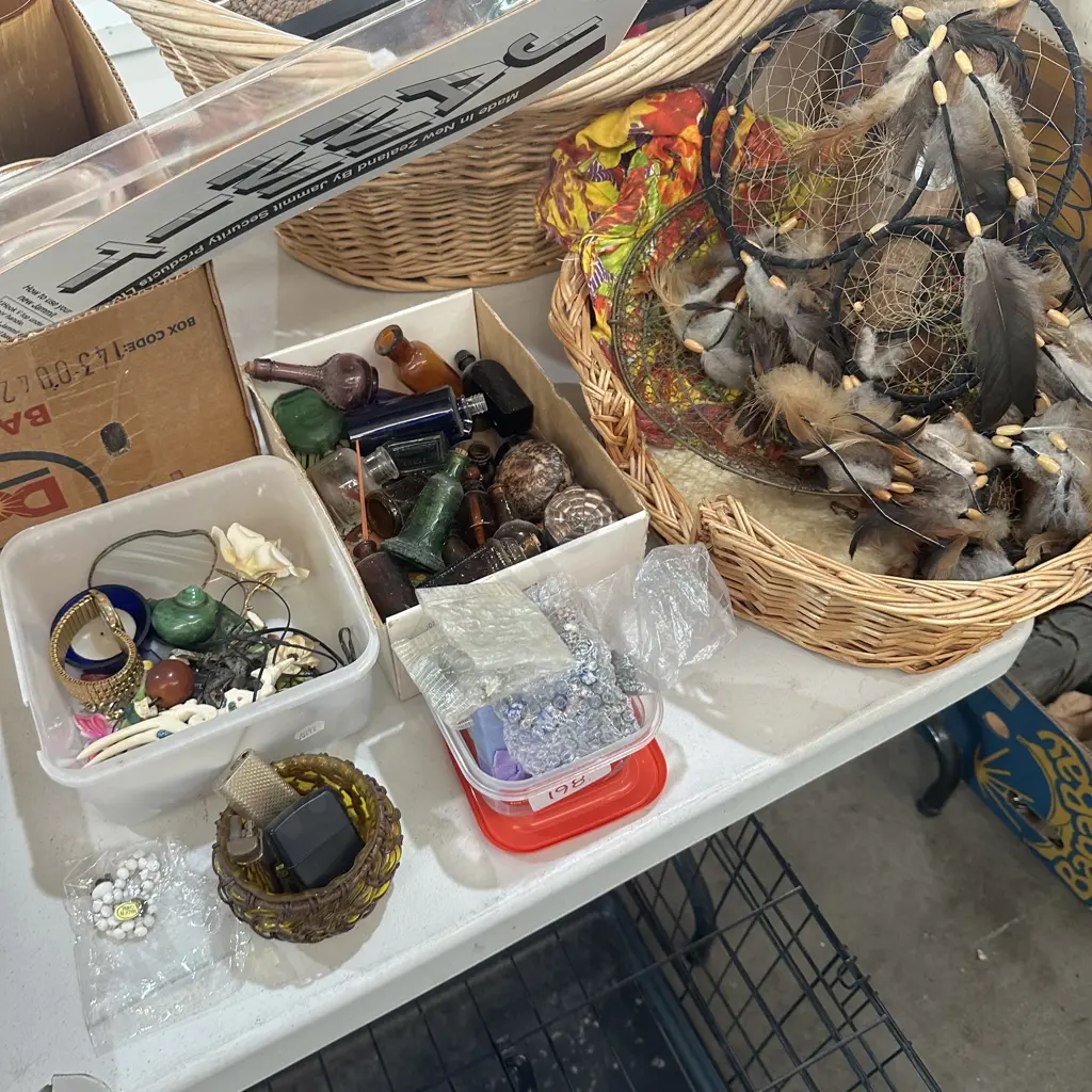 Pet basket, dream catchers, collectables etc. Image 1++