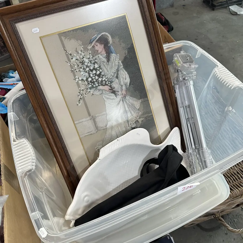 Bin, plater, tapestry and tripod Image 1++