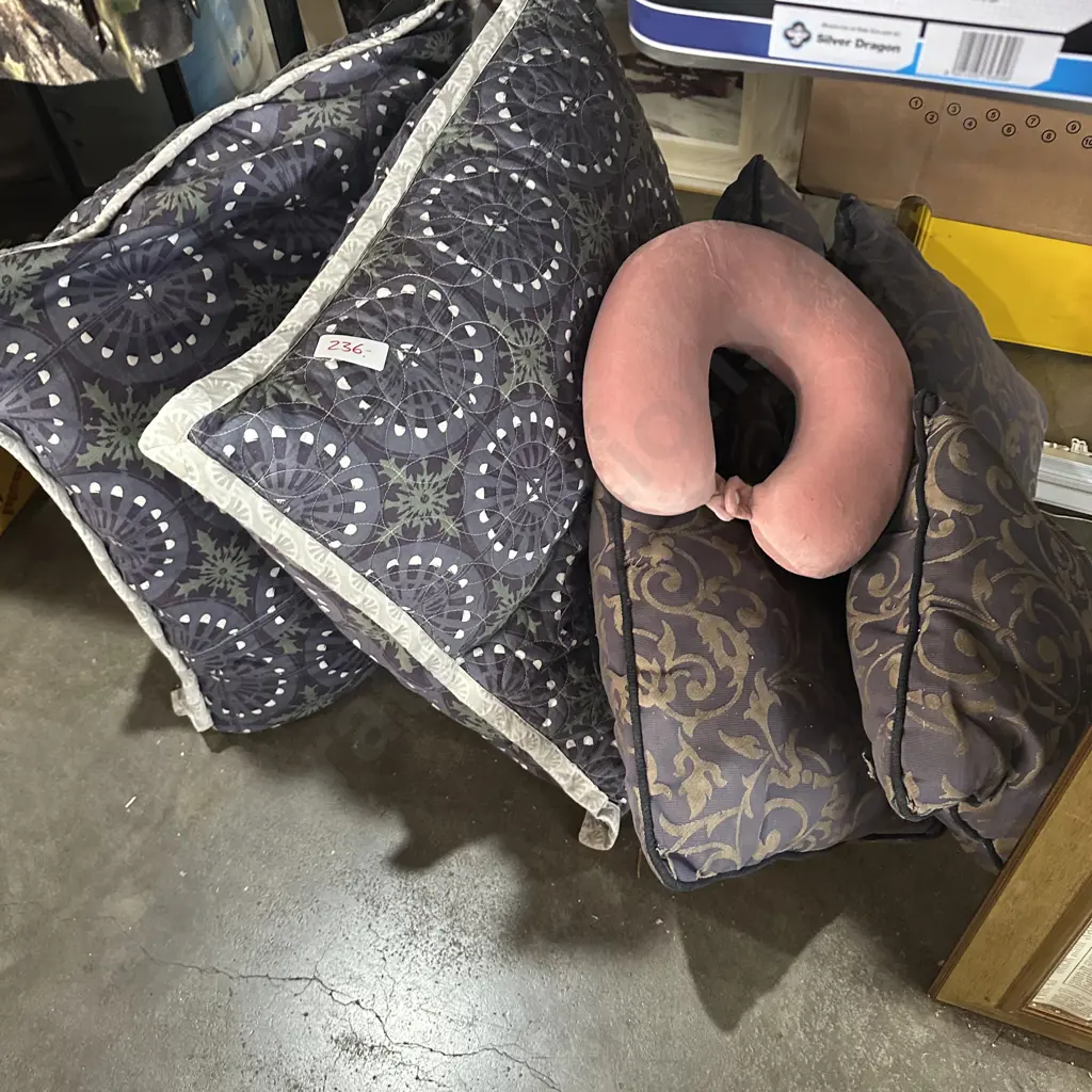 cushions and neck support Image 1++