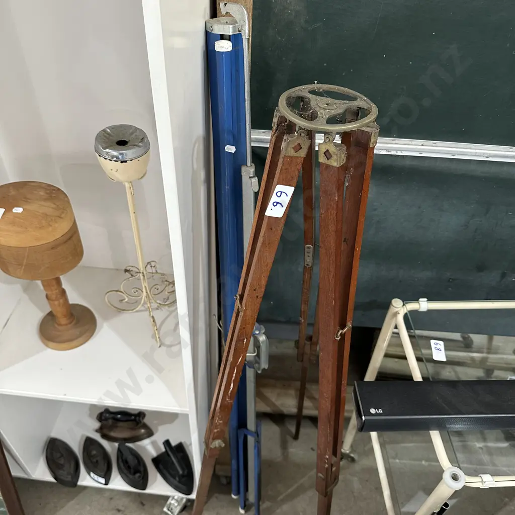 tripod and projector screen Image 1++