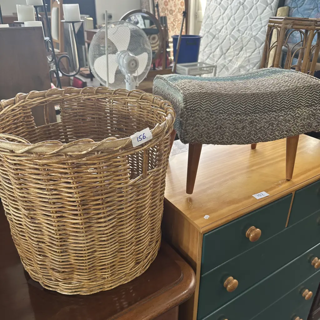 basket and foot rest Image 1++
