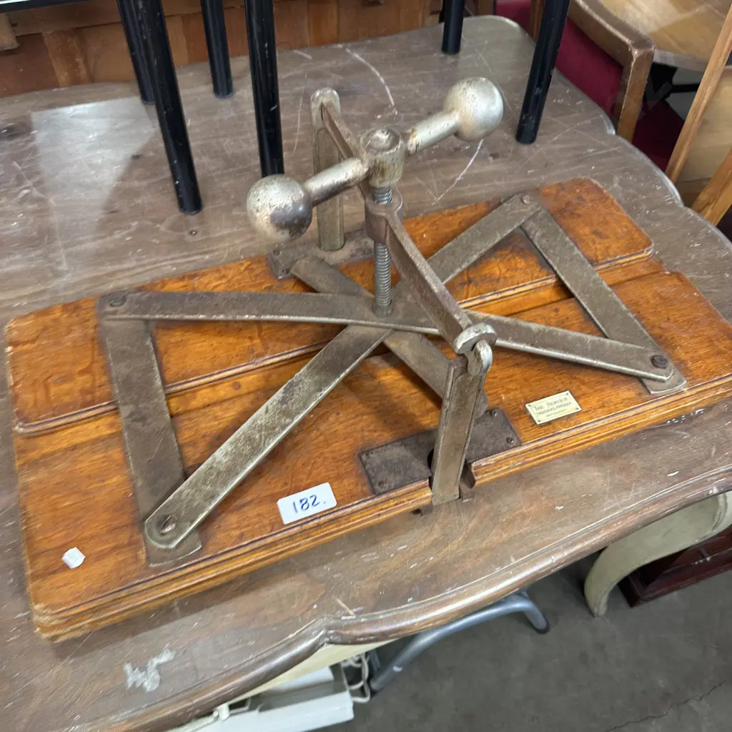 antique trouser press Image 1++