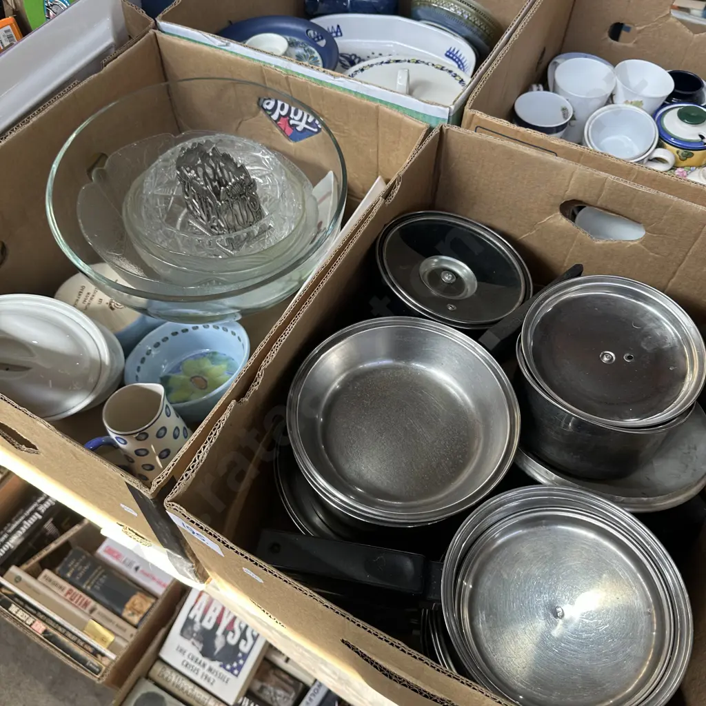 2 box pots, large glass bowls etc Image 1++