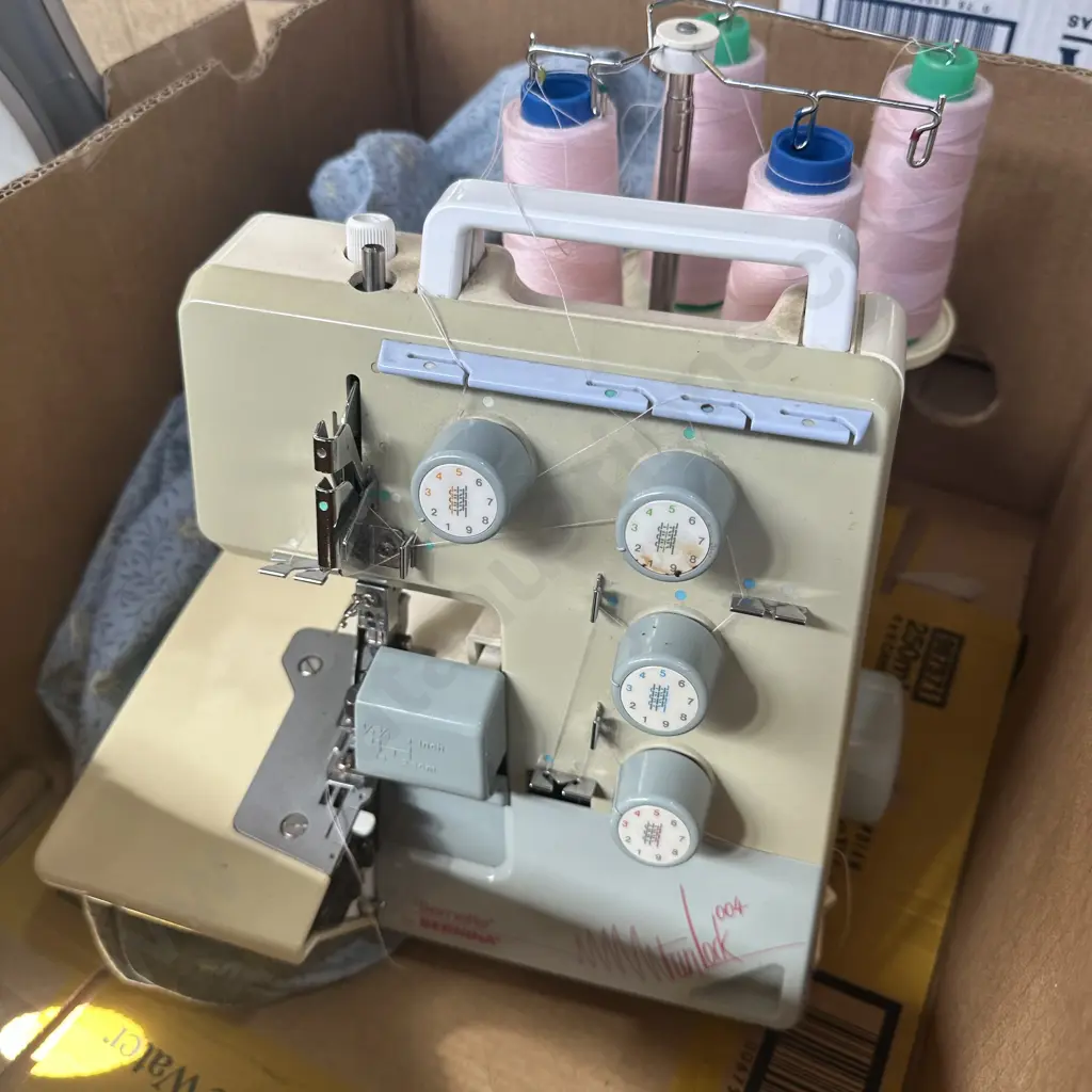 Bernette funlock 004 overlocker (NO FOOT PEDAL) Image 1++