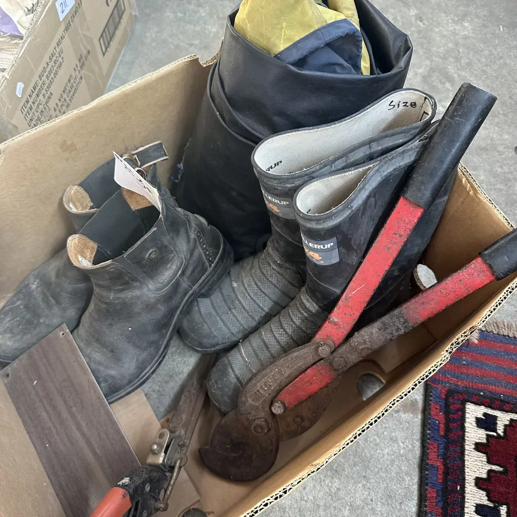 boots, raincoat and tools Image 1++