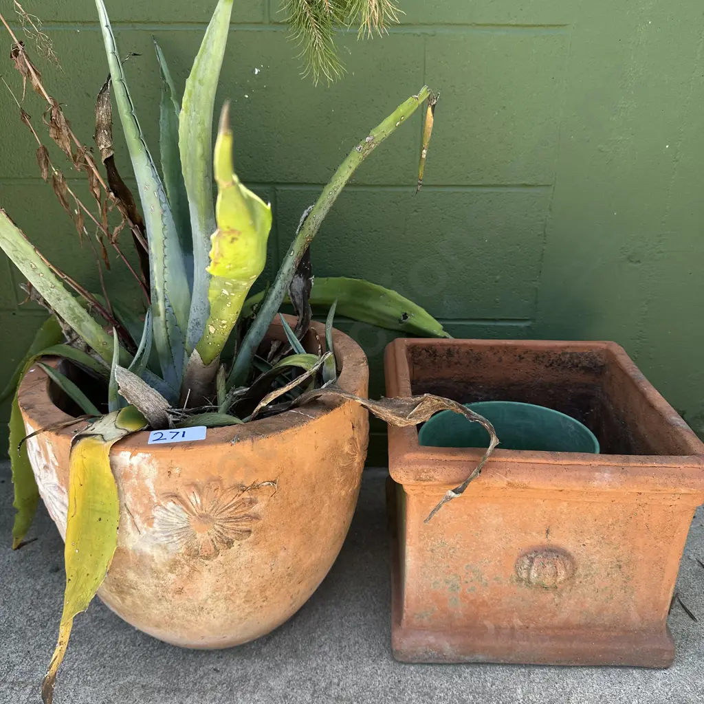 2 terracotta planters Image 1++