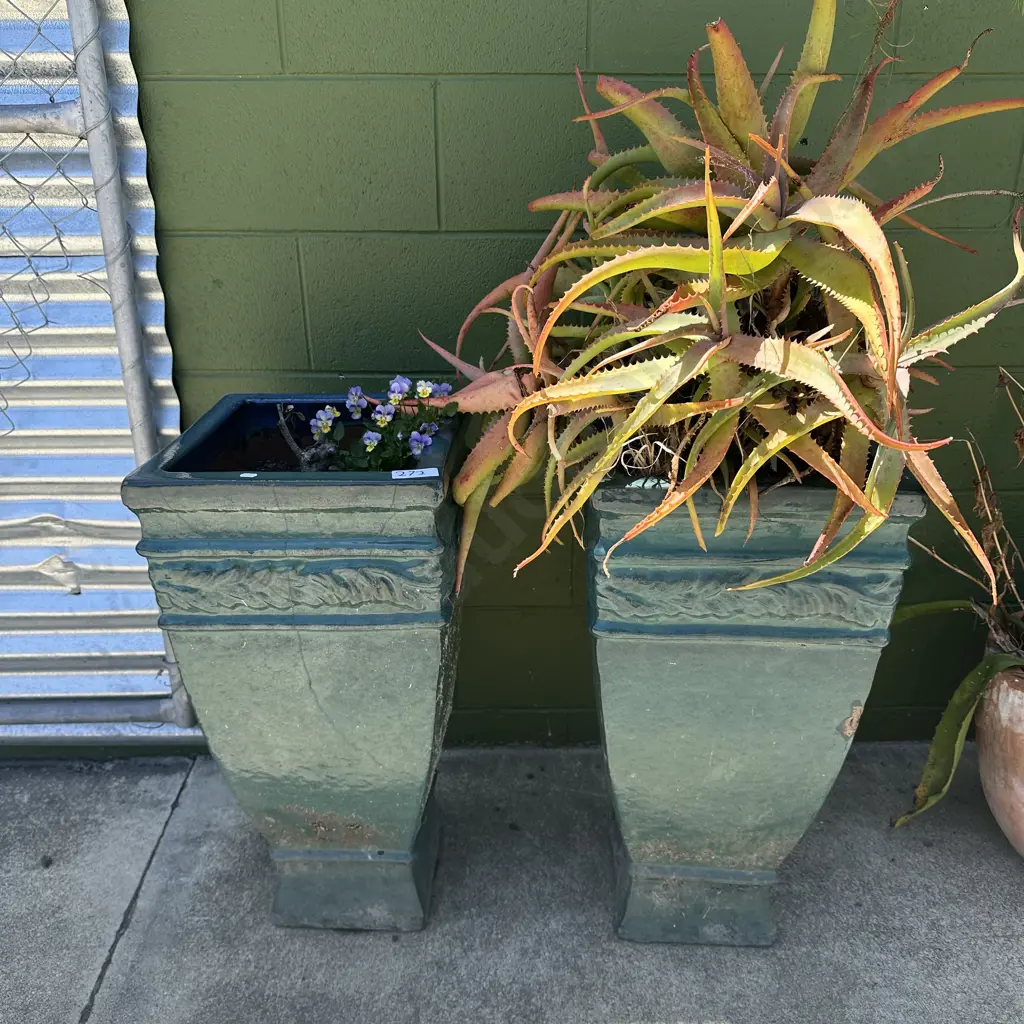 2 large planters Image 1++