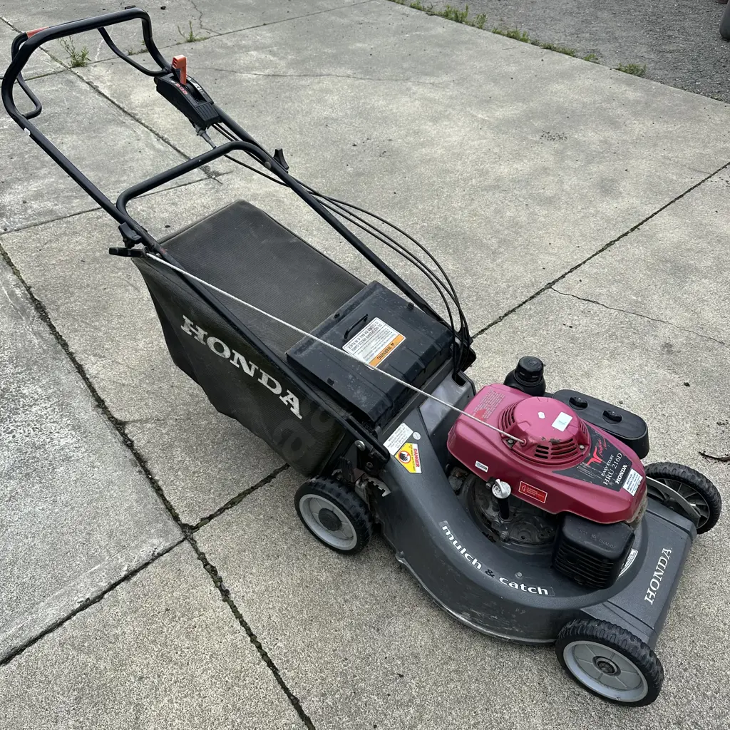 Honda mulch & catch self propelled mower - good order Image 1++