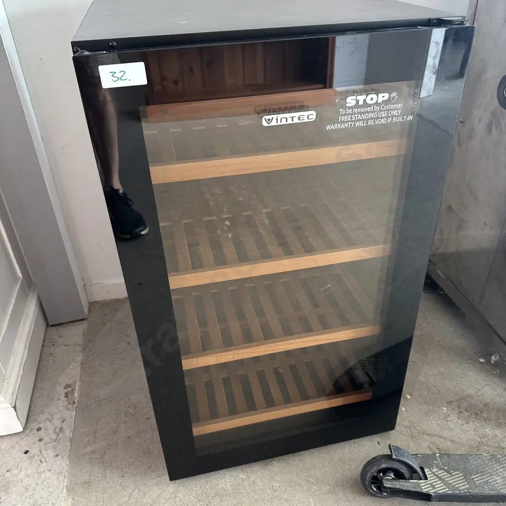 Vintec underbench  wine fridge Image 1++
