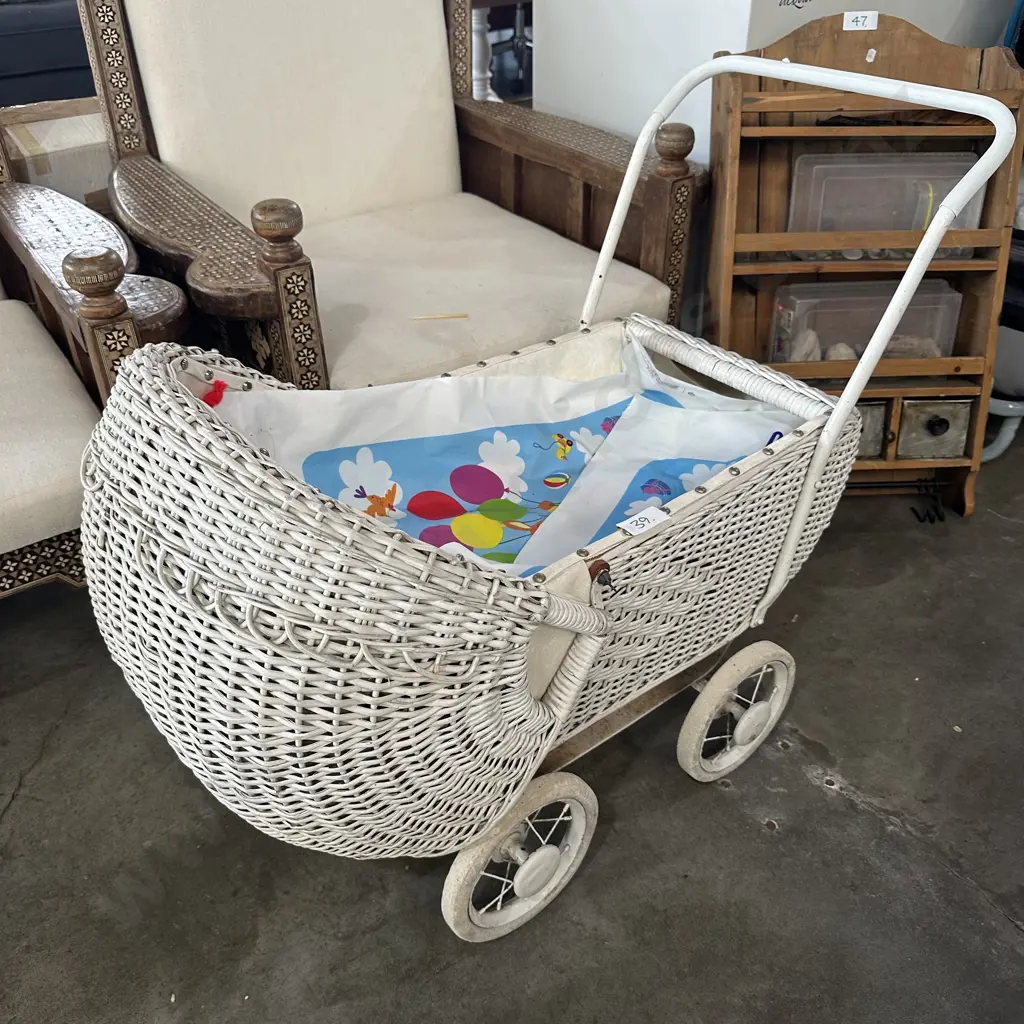 antique pram Image 1++