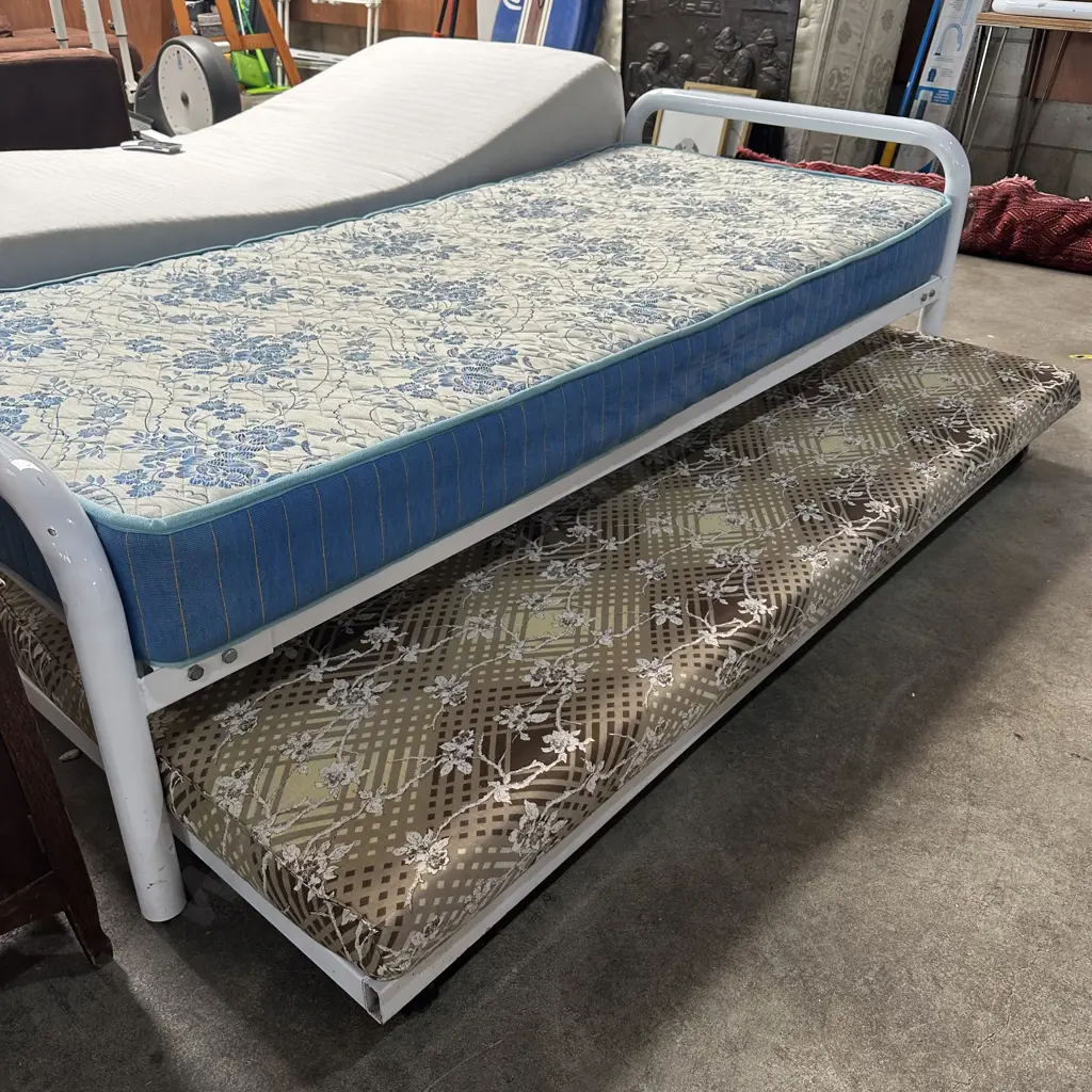 Pr single beds plus roll away bed (2 photos) Image 1++