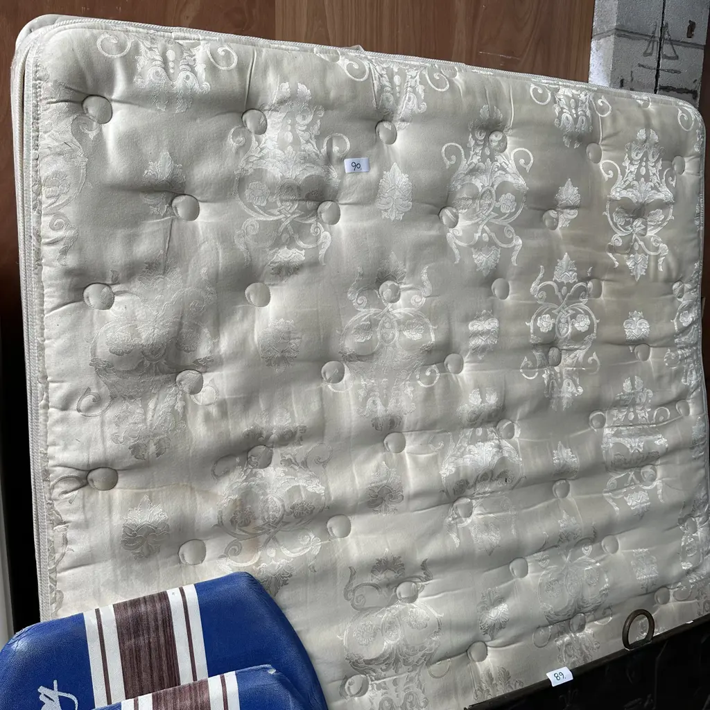 average Queen bed Image 1++