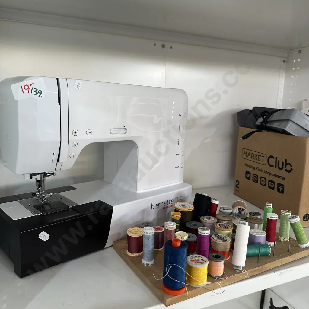 Bernette 25 sewer and accessories N.B. Needs a repair Image 1++