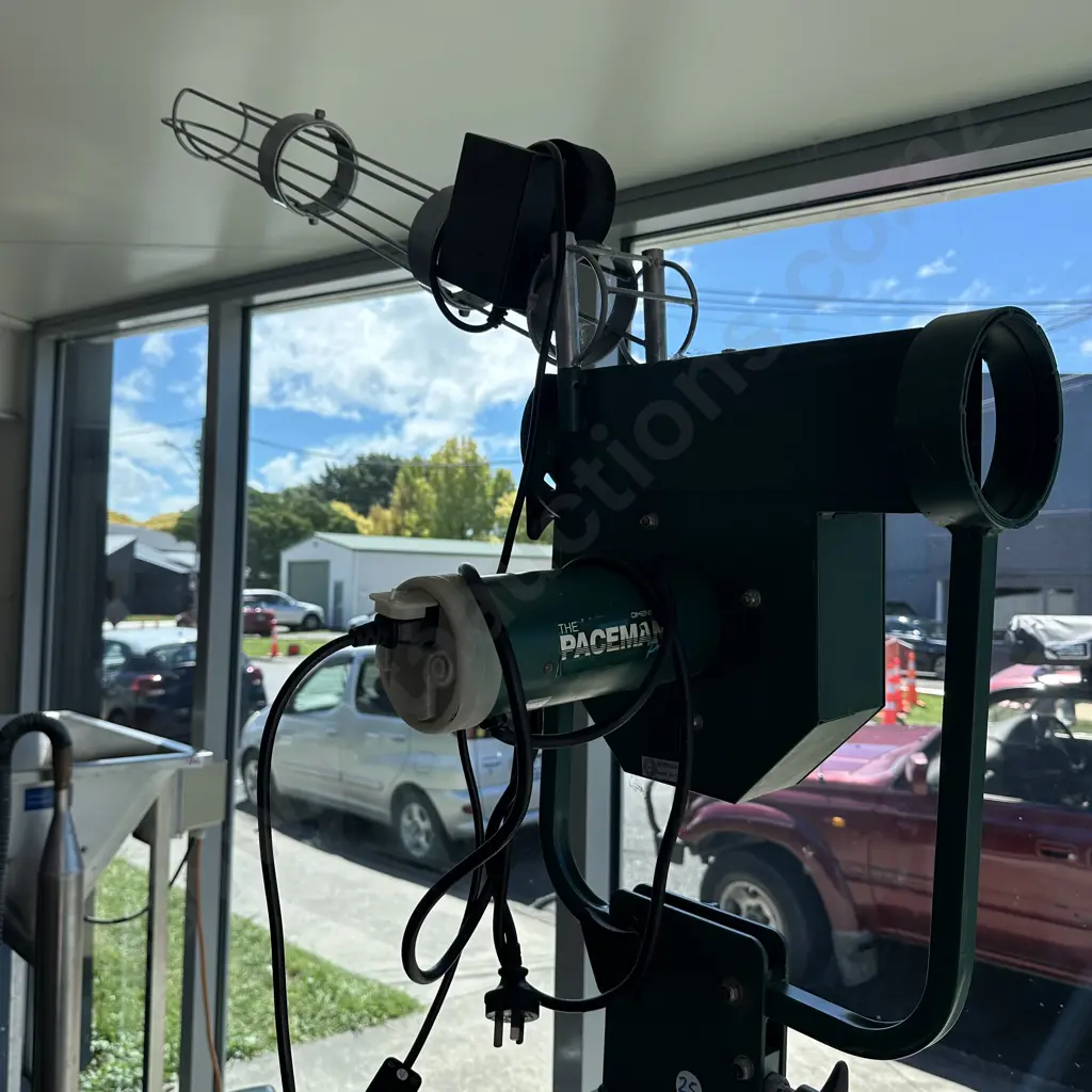 "The Paceman" Pro X2 Bowling machine PLUS batting net & approx 40 balls - more pics Image 1++