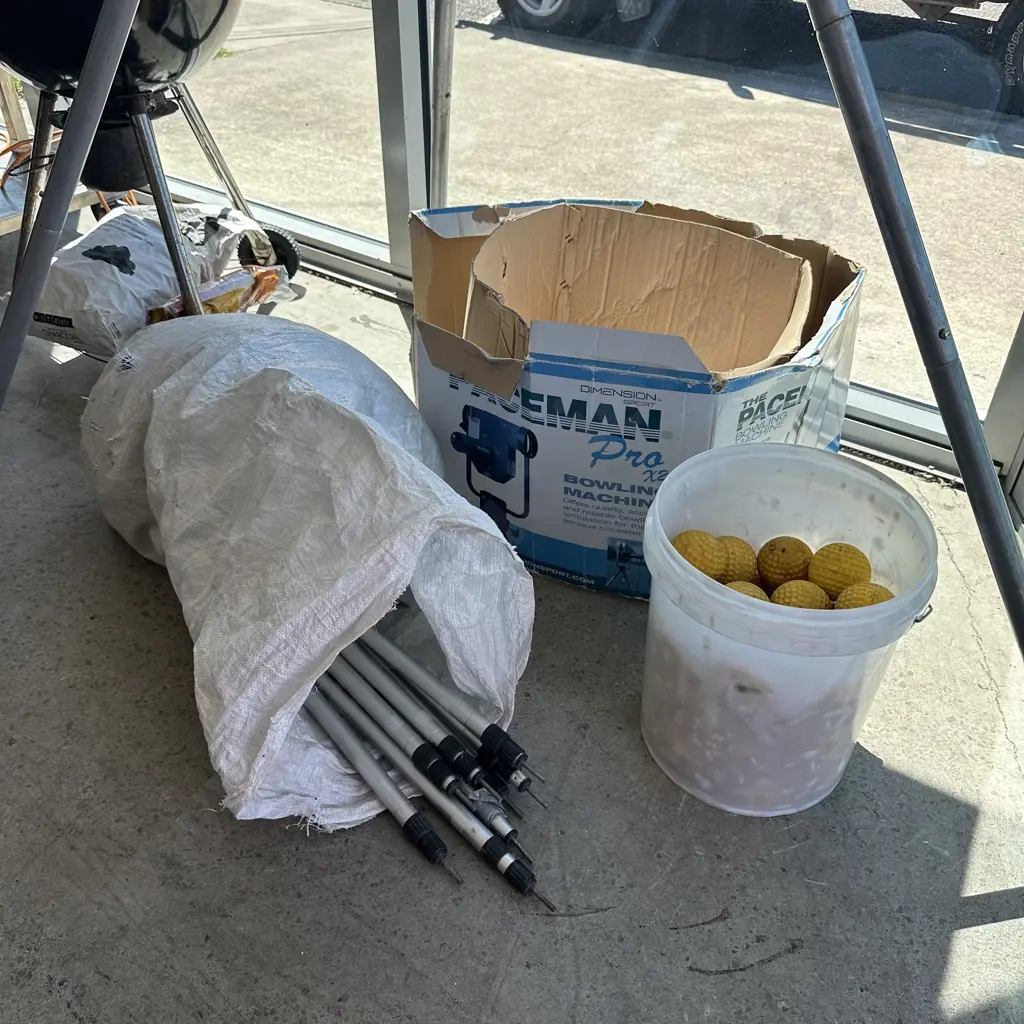 "The Paceman" Pro X2 Bowling machine PLUS batting net & approx 40 balls - more pics Image 1++