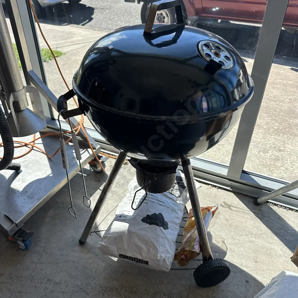 Kettle BBQ plus bag of coal Image 1++