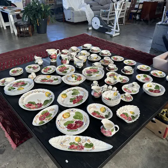 Extensive Belle Fiore dinner service