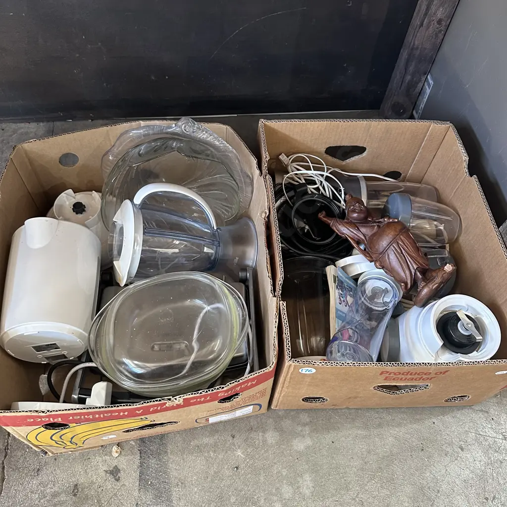 2 box blenders, nutribullet, toastie machine etc Image 1++