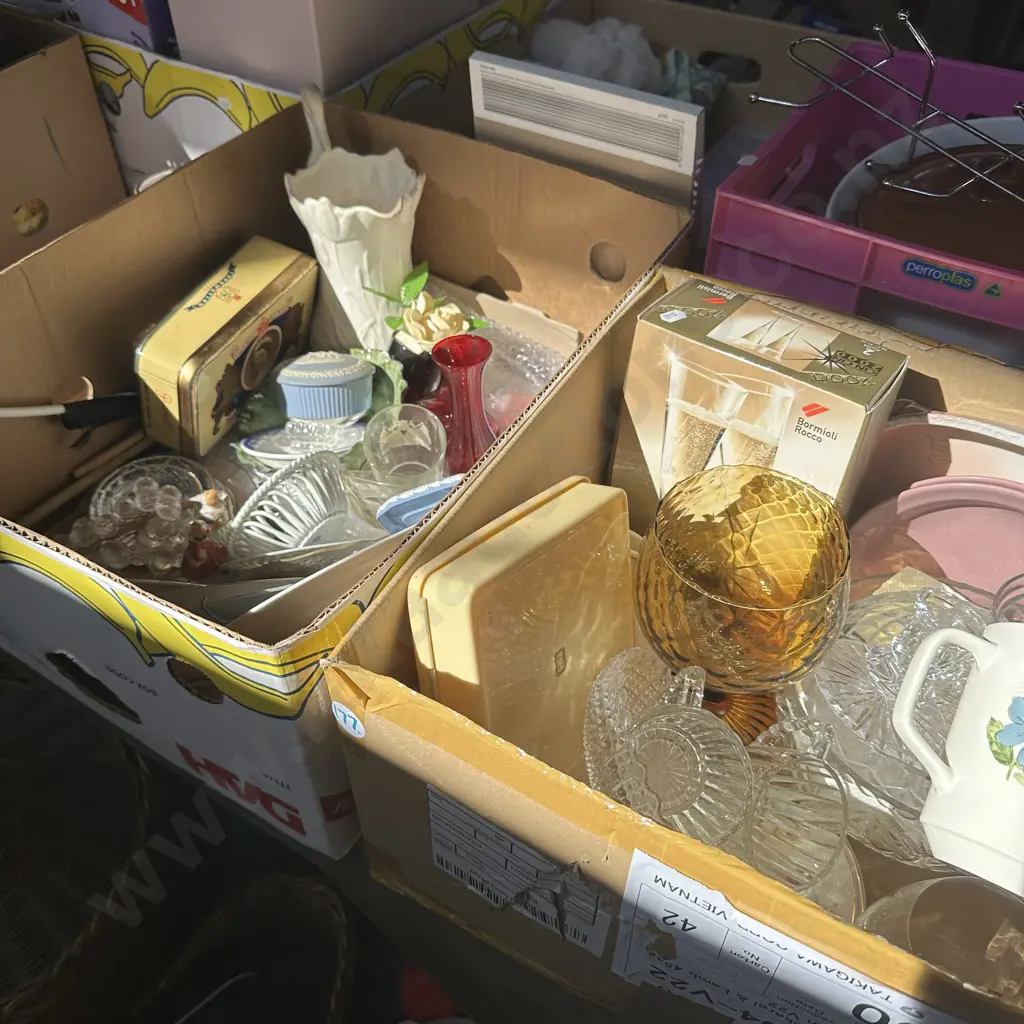 Two boxes crown lynn jug, wedgewood and collectables. Image 1++